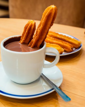 Taza de chocolate caliente con churros