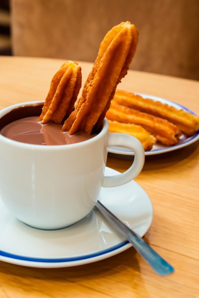Chocolate con churros Taza de chocolate caliente con churros